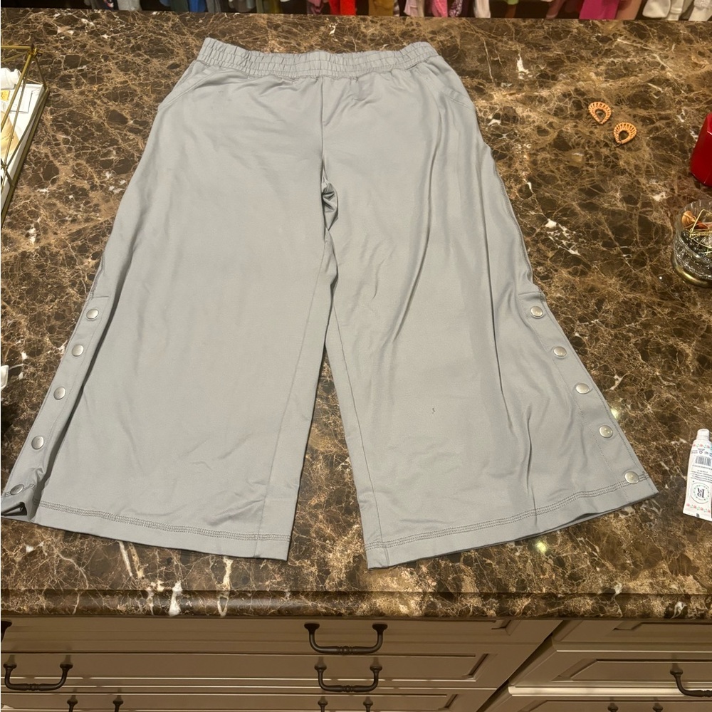 Women’s gray airie AE  elastic waist wide leg cropped athletic pants size medium